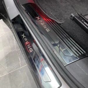 לוגו XPENG מוטבע על מגן הדלת – תקריב