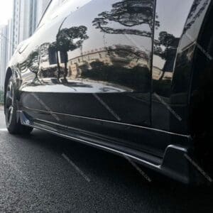 Tesla Model 3 עם סייד סקירטים בעיצוב ספורטיבי