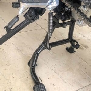 התקנה פשוטה של סטנד אמצעי ל־CB500F